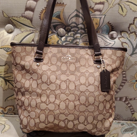 Coach hand bag - Picture 2 of 3